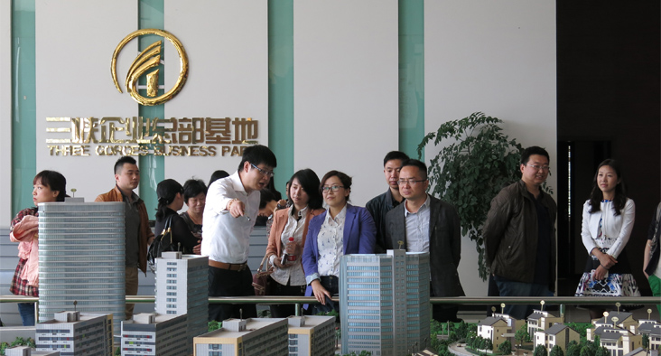宜昌市西陵区商务局、招商局等相关职能部门领导来三峡企业总部基地调研