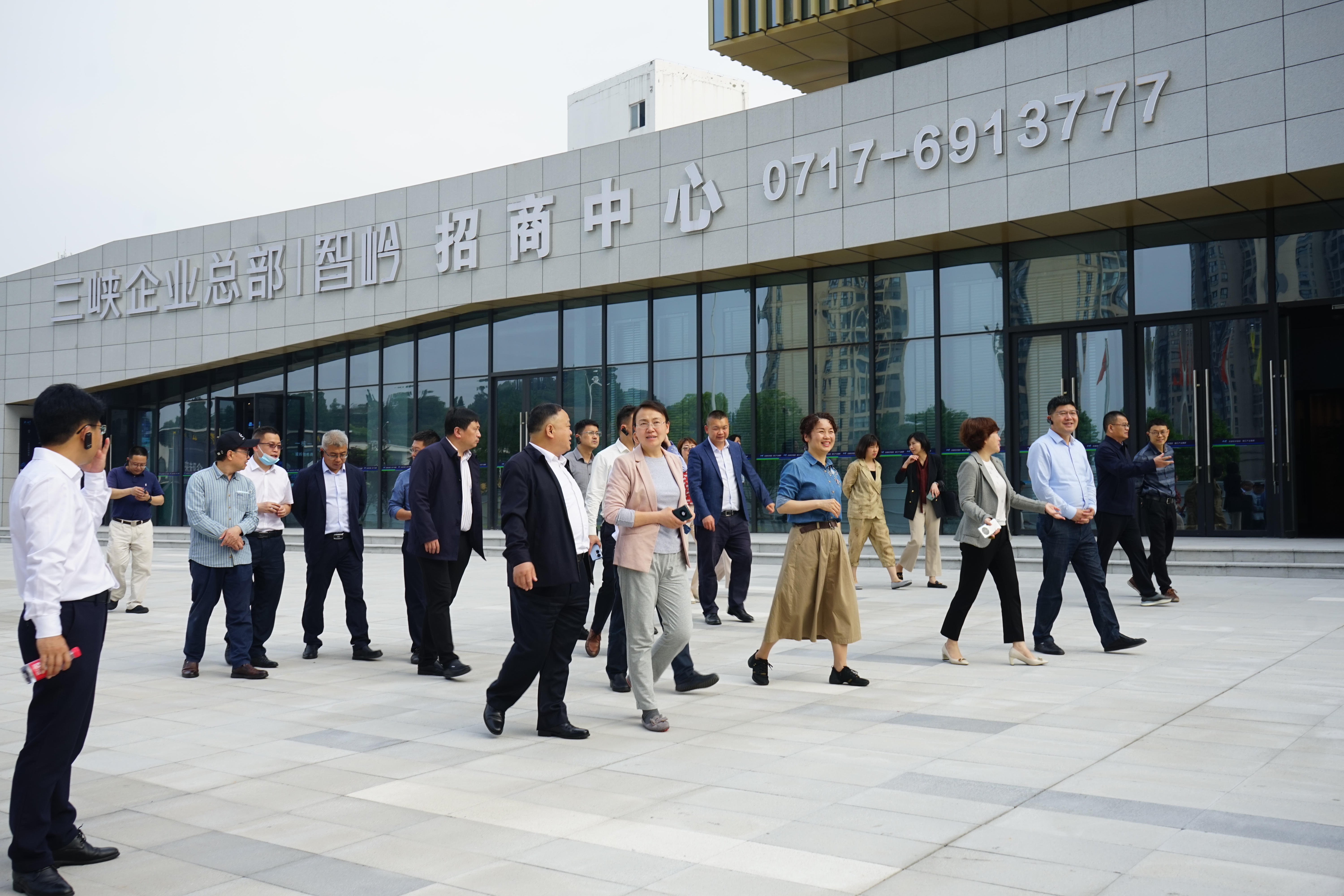 三峡大学党委书记何伟军莅临企业总部考察