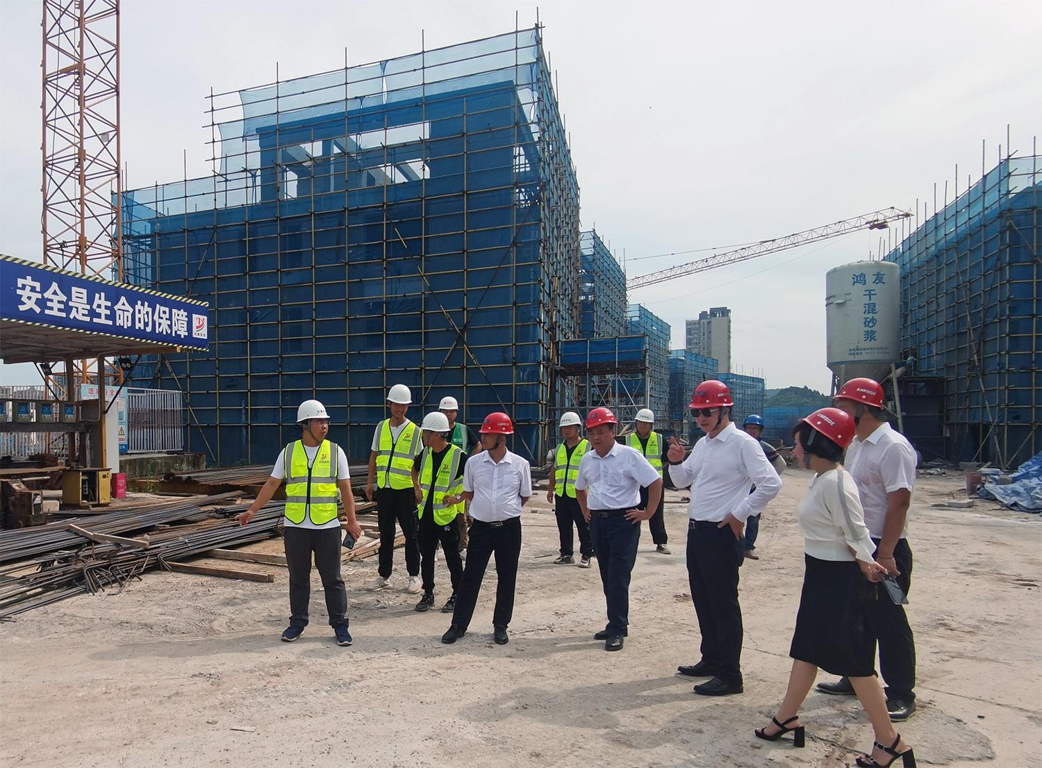 致盛集团董事长张润斌带队前往三峡企业总部基地视察项目建设情况