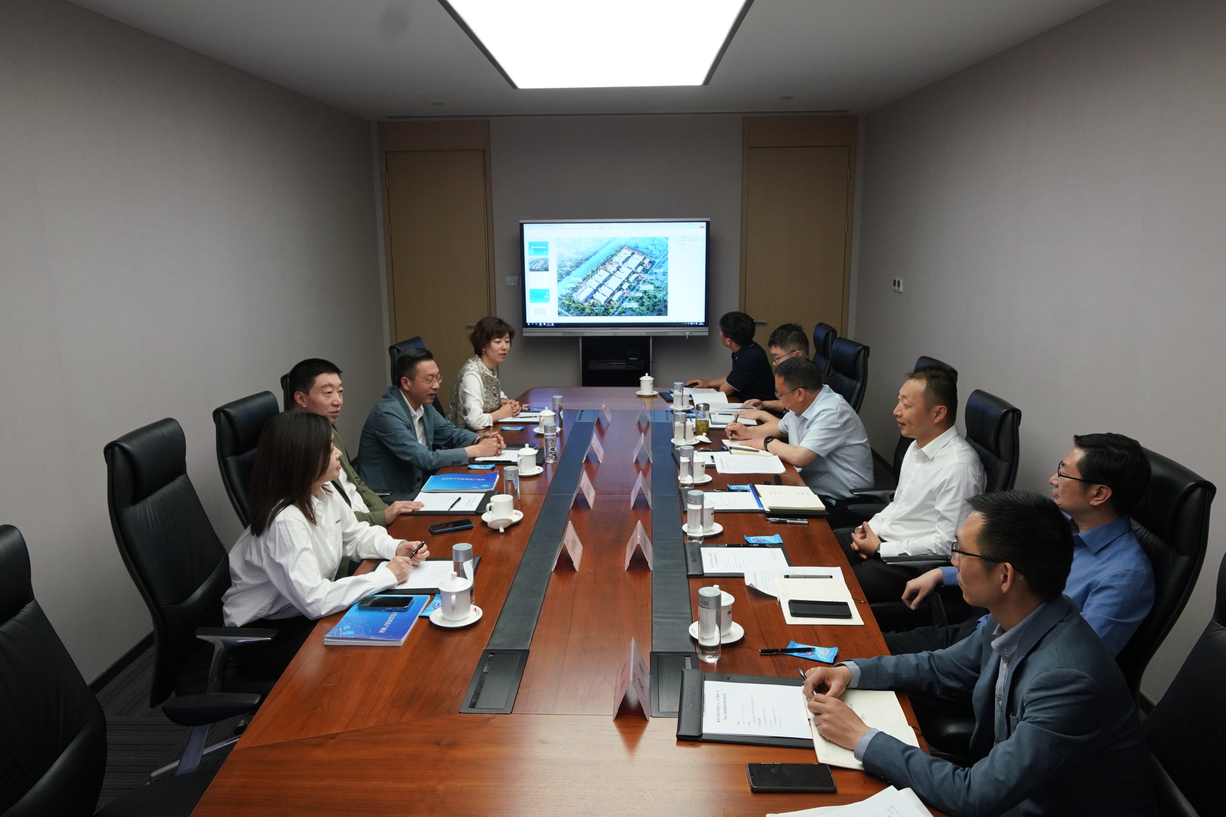 湖北省襄阳市南漳县委副书记、县长陈栋一行到访上海致盛集团